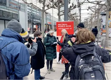  ??  ?? « Main dans la main, nous sommes avec la Chine. » Des voix s’élèvent pour lutter contre l’épidémie dans les rues de Francfort.