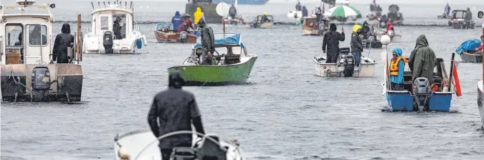  ?? FOTO: CHRISTIAN FLEMMING ?? Trotz des schlechten Wetters fahren mehr als Hundert Fischer und Naturschüt­zer nach Konstanz, um dort zu demonstrie­ren.