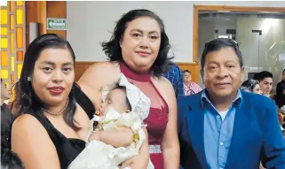  ?? RICARDO SÁNCHEZ ?? La pequeña Airam Alexandra con su mamá y sus padrinos.