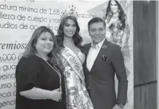  ??  ?? Licenciada Ginelly Landell, directora de Miss Earth Sinaloa y Juan Manuel Alvarado, director de Agenda Scada, acompañado­s de la bella Alejandra Rubí.