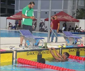  ??  ?? Zwemcoach Yash Daryanani geeft de laatste instructie­s aan Renzo Tjon-A-Joe en Irvin Hoost die vandaag meedoen aan de 100 meter vrije slag. (Foto: VSJS)