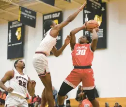  ?? STEVE JOHNSTON/DAILY SOUTHTOWN ?? Homewood-Flossmoor’s Carson Brownfield, right, drives to the basket against Rich Township’s Victor Brown during the Chicago Heights Classic at Marian Catholic on Monday night.