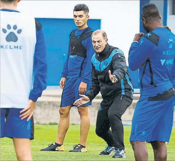  ?? FOTO: ALAVÉS ?? Nueva etapa Gianni De Biasi dirige el entrenamie­nto del lunes, con Dani Torres por detrás