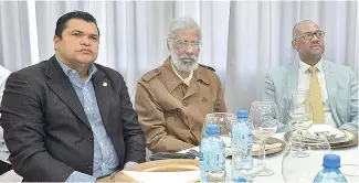  ?? J. VALENZUELA ?? Tobías Crespo, Juan Hubieres y el alcalde Alfredo Martínez en la reunión.