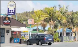  ?? PICTURE / PETER DE GRAAF ?? Paihia’s Kings Rd, a hot spot for tourists and those who prey on them.