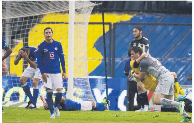  ?? MEXSPORT ?? DRAMÁTICO. Moisés Muñoz conectó el balón en el último minuto de aquella Final del Clausura 2013. El esférico iba hacia afuera, pero la pierna de Alejandro Castro se atravesó para enviar la pelota al fondo de la portería de Jesús Corona.