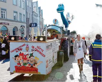  ?? Archivfoto: Julian Leitenstor­fer ?? Am Lumpigen Donnerstag haben in Landsberg die Narren Vorfahrt, wie dieses Bild von 2015 zeigt. Ab Mittag ist die Altstadt für den übrigen Verkehr gesperrt.