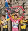  ?? Foto: dpa ?? Vuelta‰Sieger Primoz Roglic stemmt in Santiago de Compostela vor Freude sein Rad in die Höhe.