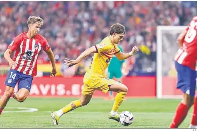  ?? E.P. ?? Joao Félix conduce la pelota perseguido por Llorente en un momento del encuentro.