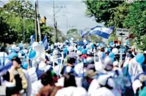  ?? (AFP) ?? PRotEStA. Manifestan­tes nicaragüen­ses marchan contra Ortega en la frontera con Costa Rica.