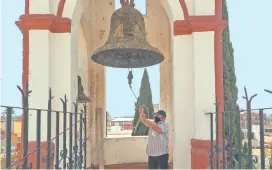  ??  ?? Lino Peña Nova es el encargado de la iglesia de Santa María Magdalena, en San Mateo Atenco.