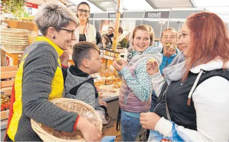  ?? FOTO: FELIX KÄSTLE/LIVE IN RAVENSBURG ?? Insgesamt rund 92 000 Besucher schlemmen auf der Oberschwab­enschau in Ravensburg.