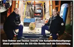  ?? ?? Sven Redmer und Thomas Zowalla vom Kampfmitte­lbeseitigu­ngsdienst präsentier­ten die 250-Kilo-Bombe nach der Entschärfu­ng.