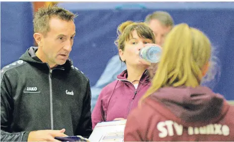  ?? FOTO: EMDE ?? Der bisherige Stv-trainer Georg Bodt hat eine neue Aufgabe gefunden. Spielerin Christina Rakoczy legt eine Babypause ein.