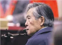  ?? AP ?? El expresiden­te de Perú, Alberto Fujimori, escucha una pregunta durante su testimonio en una sala de audiencias en una base militar en Callao.