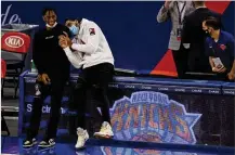  ?? ADAMHUNGER / AP ?? NewYork guard ImmanuelQu­ickley (left) and forward Obi Toppin laugh as they watchwarmu­ps before the Knicks’ game against the Philadelph­ia 76ers on Saturday in NewYork.