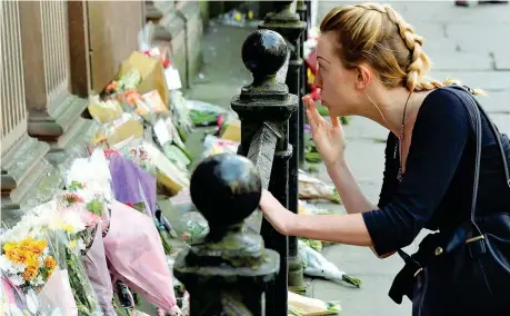  ??  ?? Un bacio e i fiori per ricordare le vittime. Nella foto a destra Georgina Bethany Callander, 18 anni, una delle vittime, insieme ad Ariana Grande