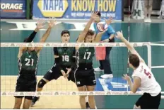  ?? UNIVERSITY OF HAWAI‘I ATHLETICS photo ?? Hawaii’s Colton Cowell blocks a shot by Harvard’s Griffin Schmit on Jan. 10, 2020.