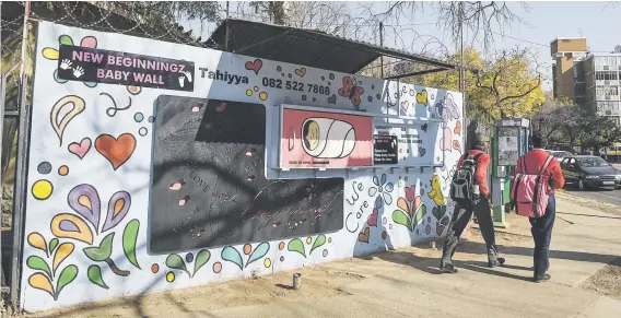  ?? Picture: Jacques Nelles ?? WALL OF HOPE. School children walk past the New BeginningZ Baby Wall outside the Tshwane Home of Hope in Sunnyside.