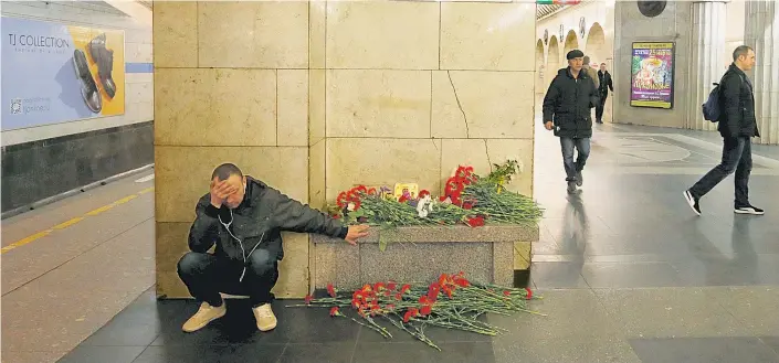  ??  ?? Gedenken an die Opfer des Attentats in der U-Bahn zwischen den Stationen Sennaja-Platz und Technologi­sches Institut (Bild) im Zentrum von St. Petersburg.