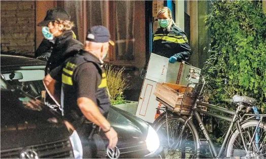  ?? PHOTO AFP ?? Hier soir, à Rotterdam, des équipes antiterror­istes ont perquisiti­onné la résidence de l’un des suspects arrêtés plus tôt.