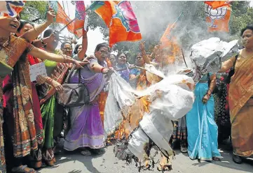  ?? Picture: REUTERS ?? FURY: Women burn an effigy of the chief minister of Uttar Pradesh, Akhilesh Yadav, during a protest in Allahabad yesterday against the recent rape and deaths of two teenage girls