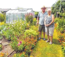  ?? FOTO: SBO ?? Ursula und Rolf Graitmann sind nahezu täglich zum Gießen in der Kleingarte­nanlage der Lorettofre­unde.