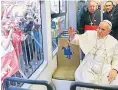  ?? FOTO: AP ?? Unverletzt fährt der Papst Tram.