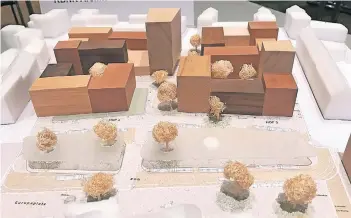  ?? FOTO: ANDREAS GRUHN ?? Dieses Modell zeigt den Entwurf mit vier Häuserblöc­ken vom Bahnhof aus gesehen. Davor der deutlich kleinere Busbahnhof mit zwei Dächern.