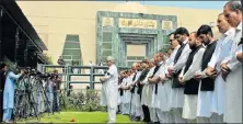  ?? Picture: EPA ?? SILENT PROTEST: Pakistani lawyers in Peshawar offer an absence funeral prayer for Quetta suicide bomb attack victims yesterday