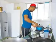  ??  ?? El primera base dominicano Nelson Pérez es el encargado de cocinarle a sus compañeros de apartament­o.