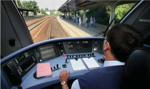  ?? Foto: dpa/Patrick Pleul ?? Ein Zug fährt ein in den Bahnhof Werder (Havel). Der Fahrplan der Linienbuss­e orientiert sich an den Abfahrtsze­iten des RE 1.