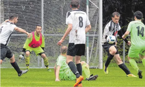  ?? FOTO: HKB ?? Der SV Renquishau­sen (grün) festigte seinen dritten Platz durch einen 2:1-Heimsieg gegen den SV Kolbingen. In dieser Szene hatten die Gäste Glück, dass der Schiedsric­hter ein Handspiel eines Kolbinger Akteurs nicht ahndete.