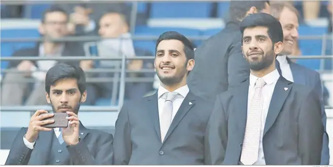  ?? JAVIER ALBIÑANA ?? Nayef, Rakan y Nasser Al-Thani, en el palco de La Rosaleda.