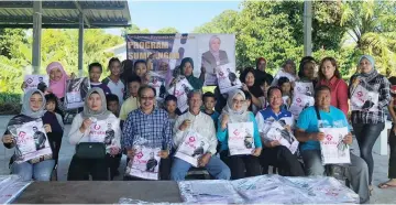  ??  ?? Zulhaidah (seated third right) with children and villagers of Kampung Beraya, Lambir.