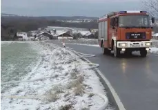  ?? FOTO: DPA ?? Wasser marsch: Feuerwehrk­räfte stellen nach einem Rohrbruch die Versorgung von Landwirtsc­haftsbetri­eben in Strohweile­r sicher.