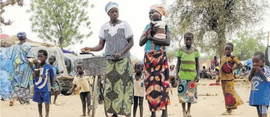  ?? Ap-BILD: Sam Mednick/File ?? Auf der Flucht: Vertrieben­e Frauen und Kinder in einem Nothilfe-Lager in Kongoussi in Burkina Faso