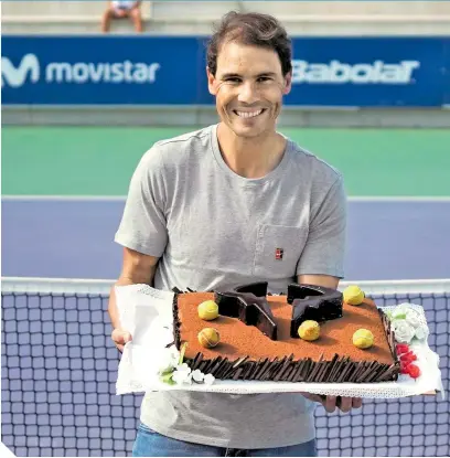  ?? / FOTO: @RANADALACA­DEMY ?? Rafael Nadal muestra el pastel de cumpleaños con el que celebró.