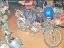  ??  ?? La motociclet­a y el casco que usaron los delincuent­es en el asalto en el que murió el policía Celso Gómez Alarcón.