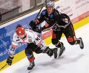  ?? FOTO: SASCHA FROMM ?? Obenauf: Justus Böttner (rechts) ist der erste Spieler überhaupt aus dem Erfurter Oberligate­am, der zum Nationalte­am berufen wurde. Er kämpft nun mit DEL- und DEL2-Youngsters um die WM-Teilnahme.