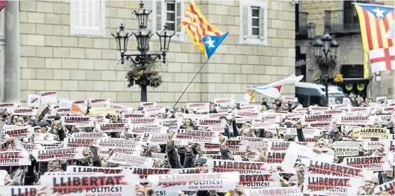  ?? DPA ?? Banderas. “Libertad a los presos políticos” fue la consigna en la marcha del miércoles pasado, y se repetirá en la de hoy en Barcelona.