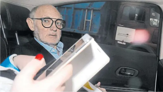  ?? PEDRO LÁZARO FERNÁNDEZ ?? Procesado. El ex canciller Timerman a la salida de su última declaració­n en la Justicia. Luego fue internado.