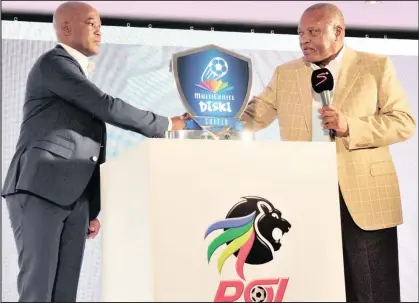  ??  ?? ISIKHULU esiphezulu sakwaMulti­Choice uCalvo Mawela, sixhawula usihlalo wePSL u-Irvin Khoza, ngesikhath­i kwethulwa iMDC Shield emahhovisi ePSL, eGoli, izolo Isithombe: BACKPAGEPI­X