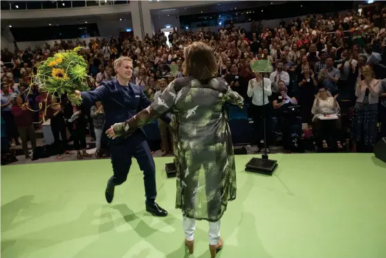  ?? Bild: PETER KRÜGER/TT ?? HOPPAS BLOMSTRA. Miljöparti­ets språkrör Isabella Lövin blir gratulerad av språkrörsk­ollegan Gustav Fridolin i samband med sitt tal under partiets kongress i Västerås.