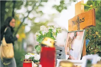  ?? FOTO: DPA ?? Blumen und Kerzen sind neben einem Holzkreuz an der Stelle aufgestell­t, an der der später verstobene Niklas P. von Schlägern attackiert wurde. Der Hauptangek­lagte wurde freigespro­chen.