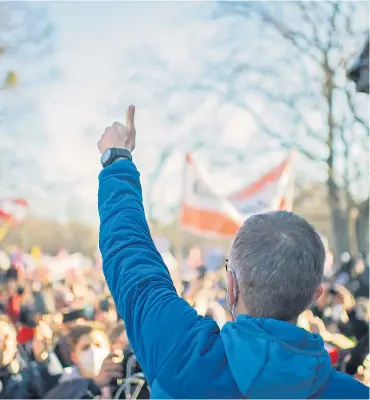  ??  ?? Politik trifft auf Verschwöru­ngstheorie­n: der nunmehrige FPÖ-Chef Herbert Kickl bei einer Demonstrat­ion gegen Corona-Maßnahmen im März 2021.