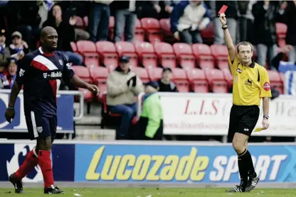  ?? FOTO: DAVE THOMPSON/TT-AP ?? ■Darren Moore, till vänster, spelade för West Bromwich i Premier League säsongen 2005–2006. Nu är han en av få svarta managers inom den profession­ella engelska fotbollen. Arkivbild.