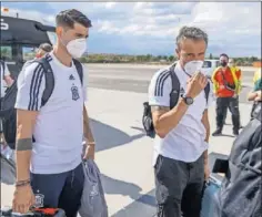  ??  ?? Morata y Luis Enrique, ayer tomando el avión para Sevilla.