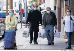  ?? JOSÉ ÁNGEL GARCÍA ?? Varias personas en una calle céntrica de Alcalá de Guadaíra.