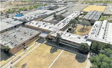  ?? ?? Fotografía aérea de la escuela secundaria Basset, que albergará hasta 500 recién llegados.